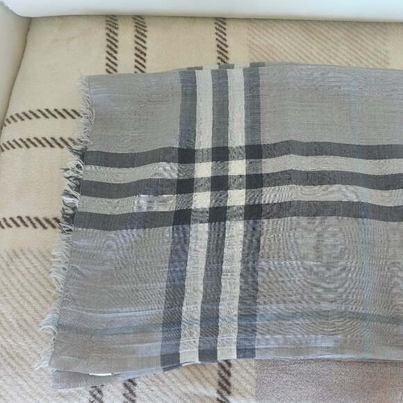 Burberry Linen Classic Checkered Lightweight Grey Wool & Silk Fringe Pashmina - Picture 1 of 8